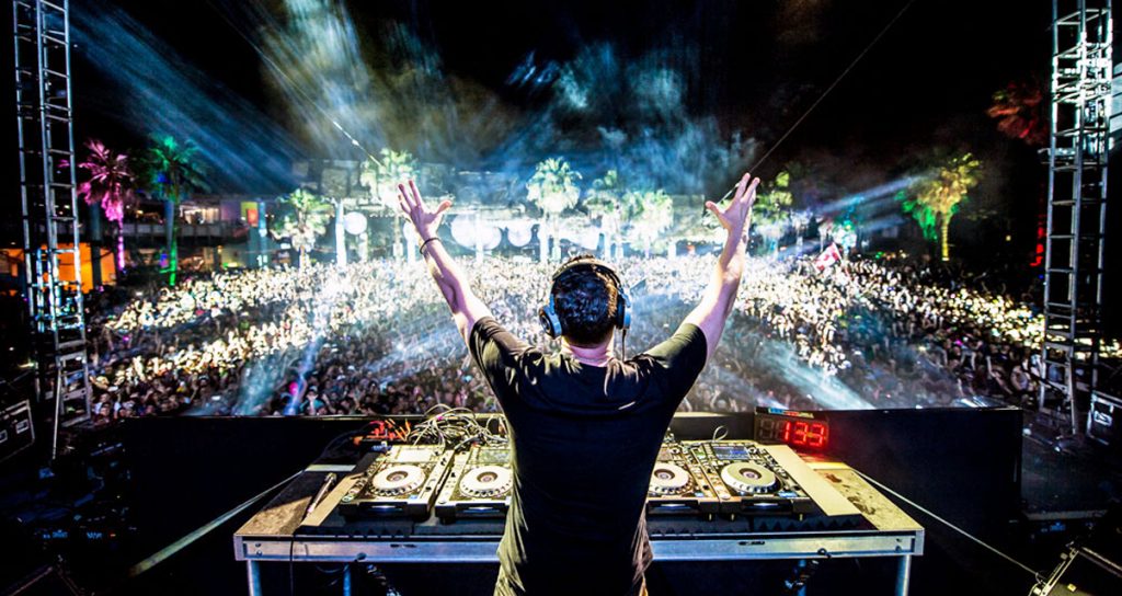 Foule devant la scène principale, feux d’artifice